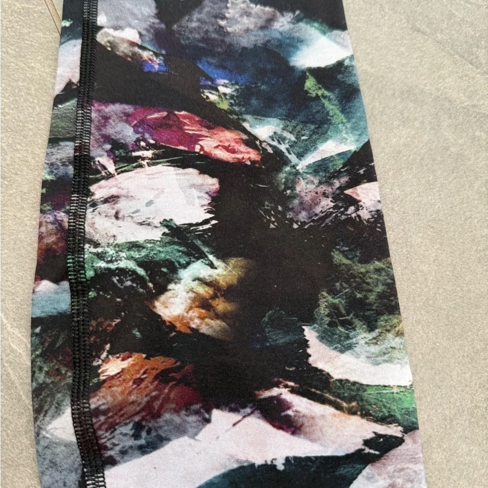 Lululemon Wunder Under glacier camo watercolor print 25 inch Legging size 4 - Picture 3 of 8